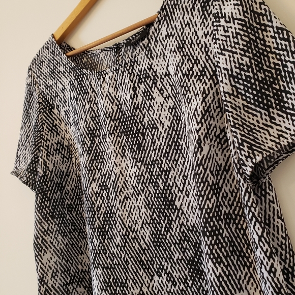 Apt. 9 Essentials Black & White Print Blouse Size L Short Sleeves Keyhole - Picture 7 of 7
